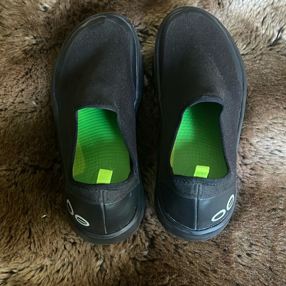 Oofos WOMEN'S OOMG EEZEE LOW SHOE - BLACK size 8